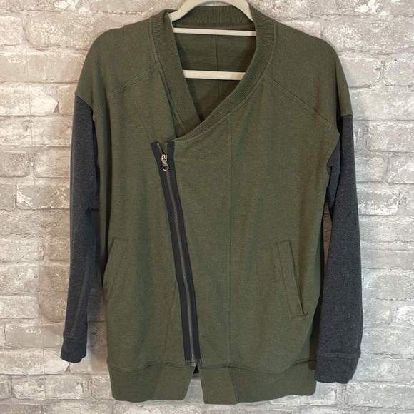 Lululemon Mula Bundle Wrap
Heathered Fatigue Green / Heathered Dark Grey - Picture 9 of 12